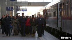 13일 난민들이 뮌헨 기차역을 통해 독일로 들어오고 있다. 