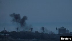 Moshi ukipaa angani katika mji wa Kyiv baada ya wanajeshi wa Ukraine kutungua ndege yao isiyokuwa na rubani iliyokumbwa na hitilafu za mitambo. May 4, 2023 PICHA: Reuters
