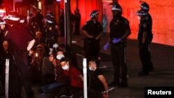 Policija privodi demonstrante u New Yorku, 2. jun 2020. (Foto: Rojters/Eduardo Munoz)