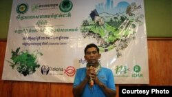 លោក ម៉ិញ នី អ្នកការពារ​ព្រៃឈើ​ក្នុង​តំបន់​ព្រៃឡង់​នៅ​ខេត្តកំពង់ធំ ថ្លែង​ពី​ការកាប់​បំផ្លាញ​ឈើ​ខុស​ច្បាប់​ក្នុង​សិក្ខា​សាសា​ស្តីពី​បញ្ហា​ដីធ្លី និង​ការអភិវឌ្ឍន៍​នៅ​កម្ពុជា​​រយៈពេល​ពីរ​ថ្ងៃ​ រៀបចំ​នៅ​ទីក្រុង​ភ្នំពេញ​ កាលពី​ថ្ងៃ​២៣​ ខែតុលា​ ឆ្នាំ​២០១៨។ (រូបថត​ផ្តល់​ឲ្យ​ដោយ CCFC)