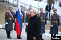 Presiden Rusia Vladimir Putin meletakkan bunga di makam Marsekal Soviet Vasily Chuikov di Volgograd, Rusia 2 Februari 2023. (Foto: Sputnik/Kirill Braga/Kremlin via REUTERS)