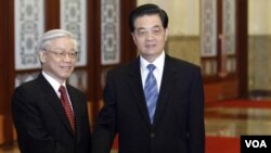 Presiden Tiongkok Hu Jintao (kanan) menerima kunjungan Sekjen Partai Komunis Vietnam, Nguyen Phu Trong di Beijing (11/10).