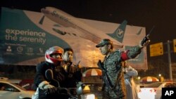  بینظیر ایئر پورٹ اسلام آباد میں ایک سیکیورٹی اہل کار کو دوسری سمت جانے کا کہہ رہا ہے۔ 7 دسمبر 2016