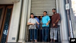 지난 2014년 12월 쿠바 관타나모에서 풀려나 우루과이에 도착한 수감자들. (자료사진)