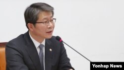 류길재 한국 통일부 장관이 3일 국회에서 열린 남북관계 및 교류협력발전 특별위원회 전체회의에서 의원들의 질의에 답변하고 있다.