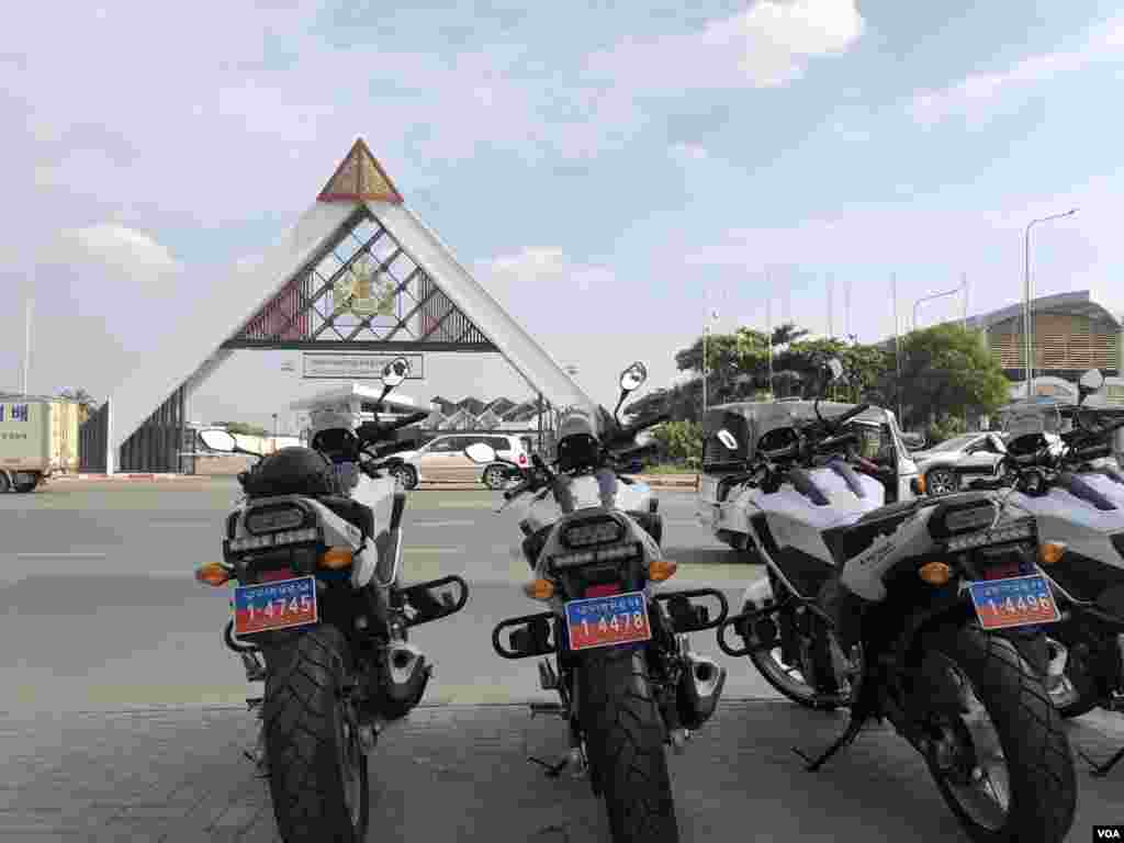 កម្លាំង​សមត្ថកិច្ច​ចម្រុះ ដែល​មាន​ក្រុម​កងរាជ​អាវុធ​ហត្ថ និងកង​កម្លាំង​ទាហា​ន​ជាច្រើន​រយ​នាក់​ប្រដាប់​ដោយ​អាវុធ​ ល្បាត​នៅ​​ខាងមុខ អាកាសយានដ្ឋាន​អន្តរជាតិ​ភ្នំពេញ​រង់ចាំ​ការ​វិល​ត្រឡប់​របស់​លោក សម រង្ស៊ីមេដឹក​នាំ​ក្រុម​ជំទាស់​​នា​ថ្ងៃសៅរ៍ ទី​០៩ វិច្ឆិកា ឆ្