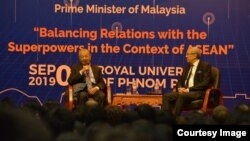 លោកបណ្ឌិត Mahathir Mohamad នាយករដ្ឋមន្ត្រីម៉ាឡេស៊ី ថ្លែងនៅសាកលវិទ្យាល័យភិមិន្ទភ្នំពេញ ក្នុងកិច្ចសន្ទនារពិសេសស្តីអំពី «ការរក្សាតុល្យភាពទំនាក់ទំនងជាមួយប្រទេសមហាអំណាចនៅក្នុងបរិបទអាស៊ាន» កាលពីថ្ងៃទី០២ ខែកញ្ញា ឆ្នាំ២០១៩។ (Facebook/Royal University of Phnom Penh)
