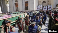 也门胡塞武装2024年1月17日为在美军袭击中丧生的战士举行葬礼。（路透社）