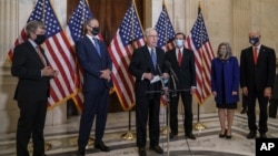 Lider republikanske većine u Senatu Mič Mekonel obraća se novinarima nakon sastanka iza zatvorenih vrata na kom je Republikanska konferencija održala izbore za lidere, na Capitol Hillu u Washingtonu, 10. novembra 2020.