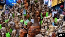 រូបឯកសារ៖ គំនរ​វត្ថុសិល្បៈ​ធ្វើ​ពី​គ្រឿង​ភ្លុក​ត្រូវ​បានគេ​ដាក់​តាំង​នៅ​ទីលាន Times Square ក្នុង​ទីក្រុង​ញូវយ៉ក កាល​ពី​ខែ​មិថុនា ឆ្នាំ២០១៥។