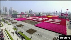 Vue d'un défilé militaire marquant le 105ème anniversaire du fondateur de l'Etat, Kim Il Sung, à Pyongyang, en Corée du Nord. Image prise d'une vidéo diffusée par la télévision publique nord-coréenne KRT, le 15 avril 2017