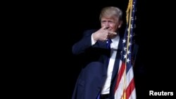 បេក្ខជន​ប្រធានាធិបតី​មក​ពី​គណបក្ស​សាធារណៈ​រដ្ឋ​របស់​អាមេរិក​ លោក Donald Trump ថ្លែង​នៅ​លើ​វេទិកា​សម្រាប់​កិច្ច​ប្រជុំ​ការ​ធ្វើ​យុទ្ធនាការ​នៅ​ក្នុង​តំបន់​ទីប្រជុំជន​ នៅ​ក្នុង​តំបន់​ទីប្រជុំជន Derry រដ្ឋ New Hampshire កាលពី​ថ្ងៃទី១៩ ខែសីហា ឆ្នាំ២០១៥។