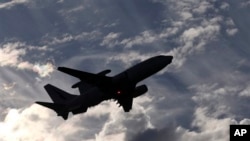 Pesawat militir Australia E-7A Wedgetail lepas lands dari bandara Perth untuk mencari pesawat Malaysia Airlines yang hilang, Australia, 5 April 2014.