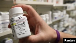 ARHIVA - Bočica sa oksikontinom, snažnim lekom protiv bolova za koji stručnjaci kažu da je doprineo nastanku krize zavisnosti od opijata u SAD. 