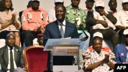 Le président ivoirien et chef du nouveau parti du Rassemblement des houphouétistes pour la démocratie et la paix (RHDP), Alassane Ouattara, prononce un discours lors d'une réunion à Abidjan le 16 juillet 2018.