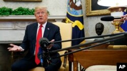 도널드 트럼프 미국 대통령이 17일 백악관에서 옌스 스톨텐베르크 사무총장과 만난 뒤 가진 기자회견에서 북한의 체제 안전 보장을 시사했다.