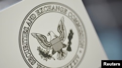 华盛顿证券交易委员会总部的办公室门上的委员会标志。