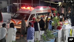 Spasioci dovoze žrtvu zemljotresa ambulantnim kolima u bolnicu u Said Šarifu, u dolini Svat, u Pakistanu, 21. marta 2023.