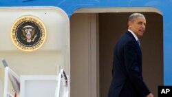 22일 미국 메릴랜드주 앤드류스 공군기지에서 바락 오바마 대통령이 전용기 '에어포스원'을 타고 아시아 순방 길에 오르고 있다.