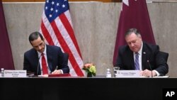 Menteri Luar Negeri AS Mike Pompeo (kanan) dan Wakil PM Qatar Mohammed bin Abdulrahman Al Thani menandatangani MOU di Washington DC, Senin (14/9). 