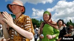 Para turis berjalan di pegunungan Niederhorn, dekat kota Interlaken, Swiss.