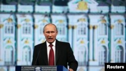 Ahead of Ukraine Vote, Fighting Continues in East