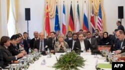 Abbas Araghchi (tengah kanan), wakil urusan politik pada Kementerian Luar Negeri Iran, dan Sekretaris Jenderal Layanan Aksi Eksternal Uni Eropa (tengah kiri), Helga Schmid bersama delegasi E3/EU+3 dan Iran dalam pertemuan di Palais Coburg di Wina, Austria, 16 Maret 2018.