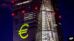 독일 프랑크푸르트에 있는 유럽 중앙은행(ECB) 본사 건물에 유로화 전광판이 켜져 있다.(자료사진)