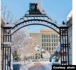 Gerbang Profesor, George Washington University di Washington, DC.