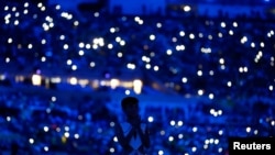 在里约奥运会开幕式开演前观众使用手机照明 （2016年8月5日）