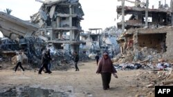 EDITORS NOTE: Graphic content / Palestinians walks amid the destruction in the Shujaiya neighbourhood of Gaza City, in the northern Gaza Strip on January 4, 2025, as the war between Israel and Hamas militants continues. (Photo by Omar AL-QATTAA / AFP)