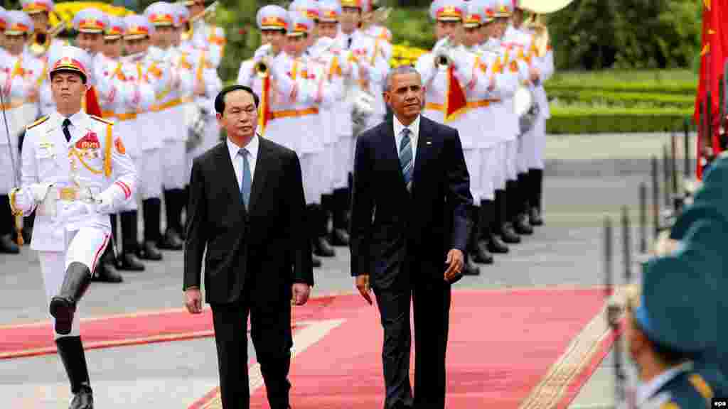 Shugaba Barak Obama tare da shugaban kasar Vietnam Tran Dai a birnin &nbsp;Hanoi. &nbsp;