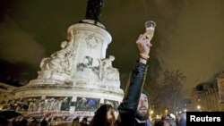 Warga Perancis memadati "Place de la Republique" di Paris hari Jumat (20/11) malam.
