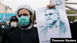 Unjuk rasa warga Iran yang marah atas pembunuhan ilmuwan nuklir terkemuka Iran, Mohsen Fakhrizadeh di Teheran (1/12). 