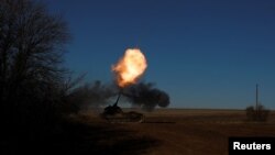 شلیک یک عراده توپ هویتزر اوکراینی در نزدیکی سولدار (چهارشنبه ۲۱ دی)