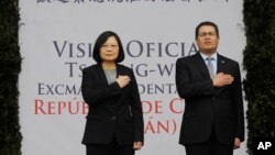 Honduras' President Juan Orlando Hernandez, right, and Taiwan's President Tsai Ing-wen listen to the national anthems at the presidential palace in Tegucigalpa, Honduras, Jan. 9, 2017.