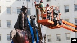 Virjiniya shtatida quldorlarning haykallari birin ketin olinmoqda 