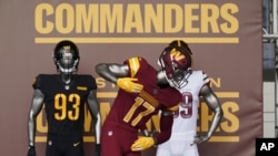 Les commandants de Washington dévoilent la nouvelle identité de leur équipe de football de la NFL, le 2 février 2022, à Landover, dans le Maryland.