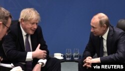 بوریس جانسون (چپ) در کنار ولادیمیر پوتین - آرشیو