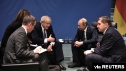 Presiden Rusia Vladimir Putin dan Perdana Menteri Inggris Boris Johnson bertemu di sela-sela KTT Libya di Berlin, Jerman 19 Januari 2020. (Foto: Sputnik/Aleksey Nikolskyi/Kremlin via REUTERS)