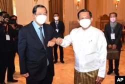 PM Kamboja Hun Sen (kiri) menjadi pemimpin pertama yang mengunjungi Myanmar dan bertemu pemimpin junta Jenderal Min Aung Hlaing di Naypyitaw, 7 Januari 2022 (foto: dok).