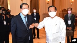In this photo provided by An Khoun Sam Aun/National Television of Cambodia, Cambodian Prime Minister Hun Sen, left, greets with Myanmar State Administration Council Chairman, Senior General Min Aung Hlaing, right, during a meeting in Naypyitaw, Myanmar, Friday Jan. 7, 2022. (AP)