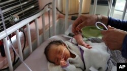 Seorang bayi yang baru lahir dirawat di Rumah Sakit Anak Ataturk sehari setelah diselamatkan dari serangan maut di rumah sakit bersalin lain, di Kabul, Afghanistan, Rabu, 13 Mei 2020. (Foto: AP)