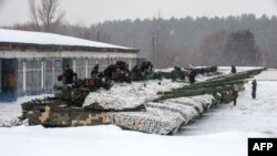 Tank-tank brigade mekanis terpisah ke-92 Angkatan Bersenjata Ukraina diparkir di pangkalan mereka di dekat Desa Klugino-Bashkirivka, di wilayah Kharkiv pada 31 Januari 2022. (Foto: AFP/Sergey Bobok)