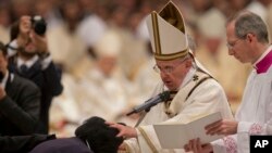 프란치스코 로마 카톨릭 교황이 4일 성베드로 대성당에서 부활절 전야 미사를 집전하고 있다.