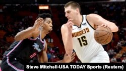Nikola Jokić u duelu sa centrom Majamija Hasanom Vajtsajdom (Foto: Reuters/Steve Mitchell-USA TODAY Sports) 