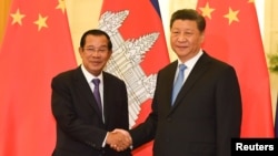 រូបឯកសារ៖ លោកនាយករដ្ឋមន្ត្រី ហ៊ុន សែន ចាប់ដៃ​ជាមួយ​លោក​ប្រធានាធិបតីចិន ស៊ី ជីនពីង មុន​កិច្ចប្រជុំនៅវិមានរដ្ឋាភិបាលចិនប្រចាំទីក្រុង​ប៉េកាំង ប្រទេស​ចិន ថ្ងៃទី២៩ ខែមេសា ឆ្នាំ២០១៩។ 