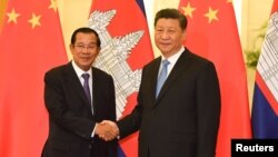 រូបឯកសារ៖​ លោកនាយករដ្ឋមន្ត្រី ហ៊ុន សែន ចាប់ដៃ​ជាមួយ​លោក​ប្រធានាធិបតីចិន ស៊ី ជីនពីង មុន​កិច្ចប្រជុំនៅវិមានរដ្ឋាភិបាលចិនប្រចាំទីក្រុង​ប៉េកាំង ប្រទេស​ចិន ថ្ងៃទី២៩ ខែមេសា ឆ្នាំ២០១៩។ 