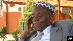 Uanhenga Xitu, é o pseudónimo literário de Agostinho André Mendes de Carvalho 