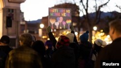 Warga AS berkumpul di Acacia Park untuk mengenang para korban penembakan massal di klub malam LGBTQ "Club Q" di kota Colorado Springs, Colorado, AS 21 November 2022 (foto: dok). 